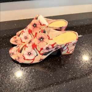 Donald Pliner Sz 6.5 Red Floral Slide